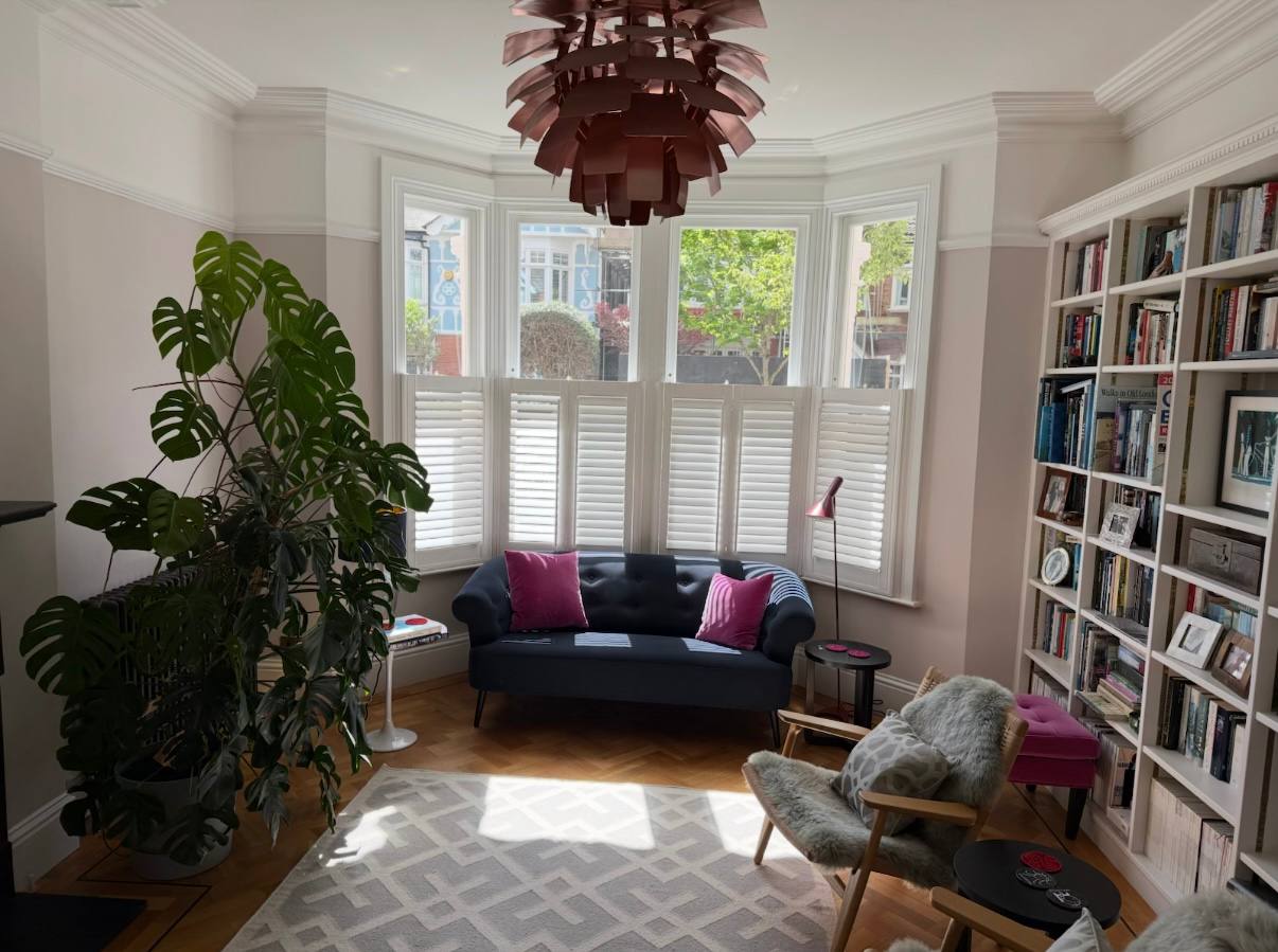 Bright London living room with bay window